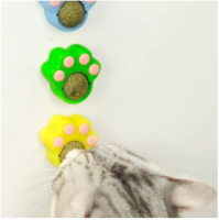 Лизун для кошек - вращающийся шарик на стену с кошачьей мятой в виде лапки, 30 гр., [Белый]